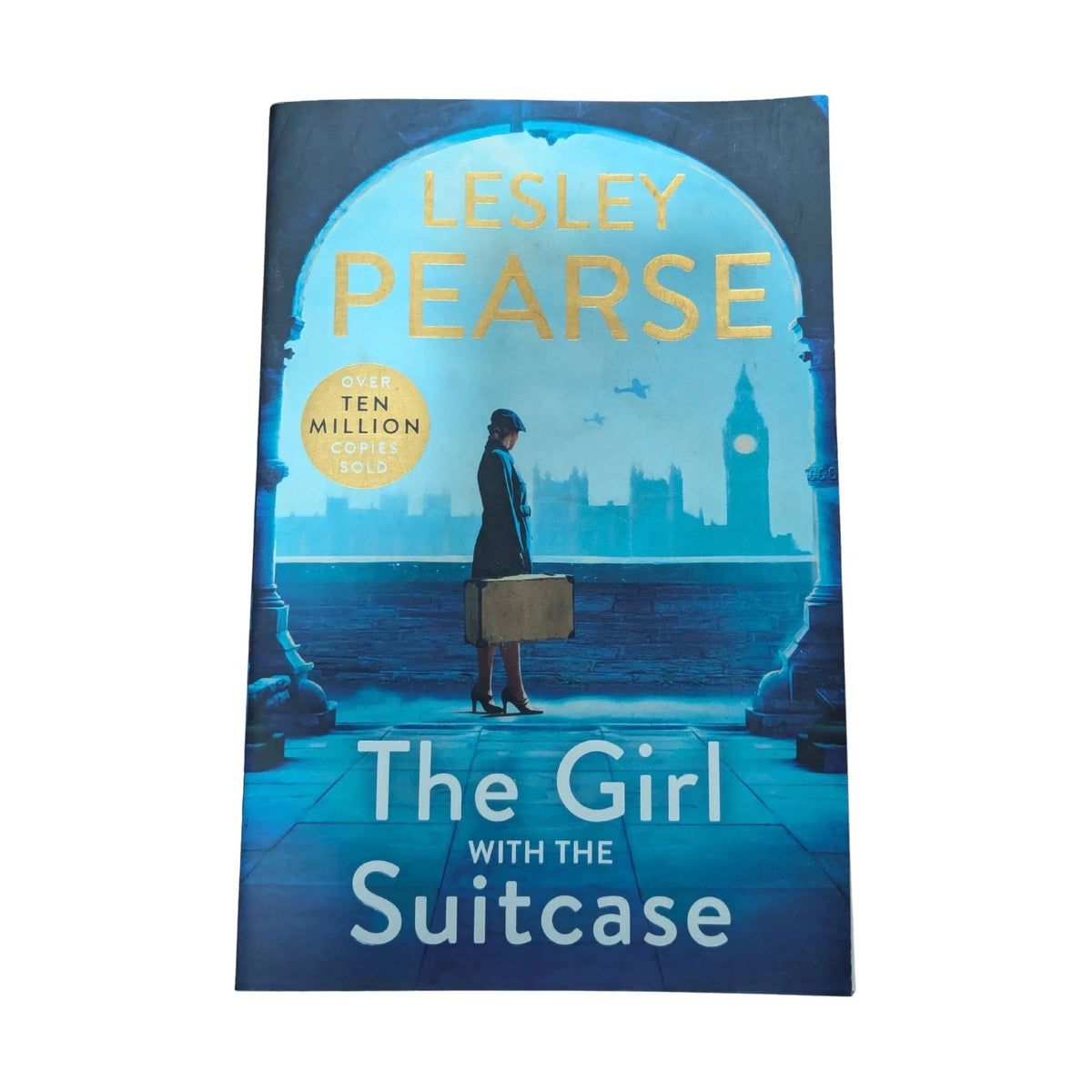 Front cover of The Girl with the Suitcase by Lesley Pearse, a historical fiction novel set in wartime London about mistaken identity and a chance for a new life